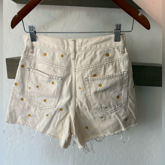 Pacsun|Floral daisy embroidered ultra high waisted vintage denim shorts in cream - Picture 3 of 15